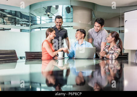 Multi-ethnischen Team gemeinsam an einem innovativen Projekt Stockfoto
