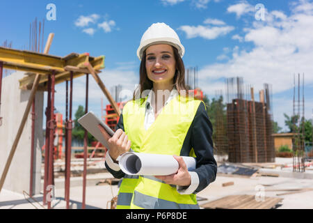 Portrait einer weiblichen zuversichtlich, Architekt oder Ingenieur mit can-Haltung tun Stockfoto