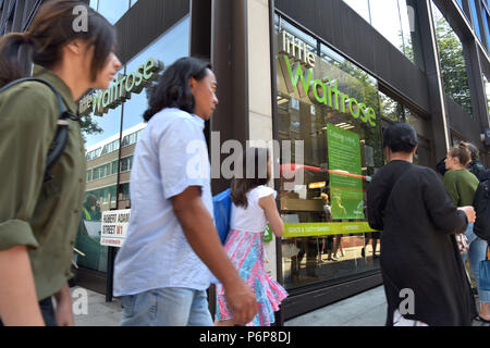 Supermarkt wenig Waitrose am Portman Square aus der Baker Street, Central London. John Lewis hat angekündigt, sie werde diese Filiale verkauft werden, um die Co-op Stockfoto