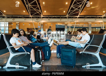 Madrid, Spanien - 20. Juni 2018: Nicht identifizierte Personen in Boarding Gate Lounge in Barajas warten - Adolfo Suarez Flughafen Stockfoto