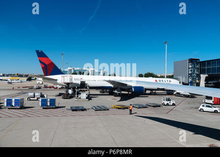 Madrid, Spanien - 20. Juni 2018: Die Flugzeuge, die in der Start- und Landebahn - Adolfo Suarez Flughafen Barajas Stockfoto