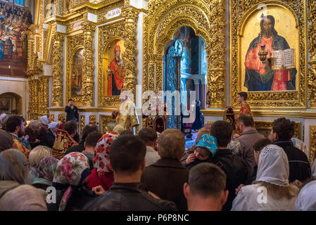 Orthodoxen Gottesdienst in der Kathedrale von 1352 (Ouspensky sobor), Kiew. In der Ukraine. Stockfoto