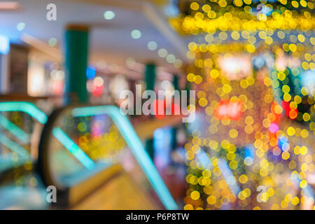 Weihnachtsbeleuchtung in einem Einkaufszentrum mit einem Hintergrund von glühenden Lichter. Verschwommen Stockfoto