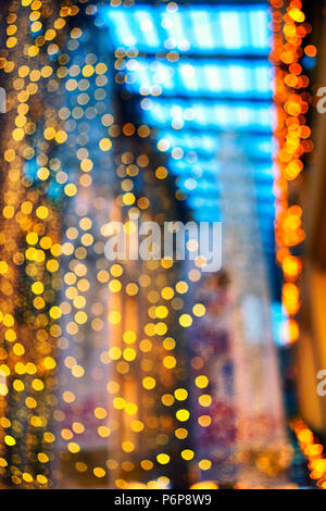 Weihnachtsbeleuchtung in einem Einkaufszentrum mit einem Hintergrund von glühenden Lichter. Verschwommen Stockfoto