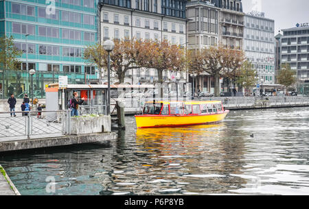 Genf, Schweiz - 26 November, 2016: Passagiere laden auf dem Boot in der Nähe von Bridge Mont-Blanc. Mouettes sind kleine gelbe Taxis auf Genfer See Stockfoto