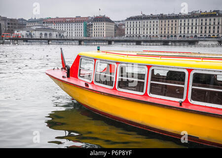 Genf, Schweiz - 26 November, 2016: Fahrgastschiff mit Menschen an Bord. Eine der Mouettes, kleine gelbe Taxis rund um den Genfer See Stockfoto