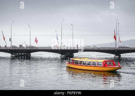 Genf, Schweiz - 26 November, 2016: Fahrgastschiff mit Menschen an Bord in der Nähe von Bridge Mont-Blanc. Eine der Mouettes, kleine gelbe Wassertaxis um Stockfoto