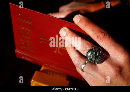 Mann mit Totenkopf Ring Lesen der Bibel. Frankreich. Stockfoto