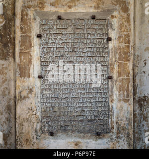 Kairo, Ägypten, 30. Juni 2018: Grundsteinlegung von Ahmed Ibn Tulun Moschee mit gravierten Bildung Text an eine der Säulen der Moschee, Termine zu 876 Stockfoto