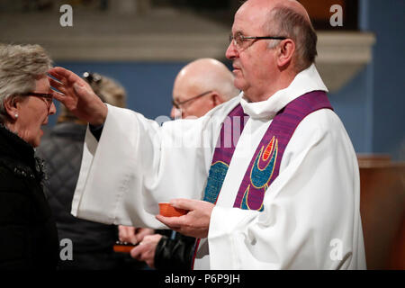 Katholische Messe. Aschermittwoch Feier in der katholischen Kirche. Le Fayet. Frankreich. Stockfoto