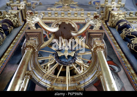 St. Pierre und St. Paul Kirche. Barocke Retabel. Heiligen Geist. Passy. Frankreich. Stockfoto
