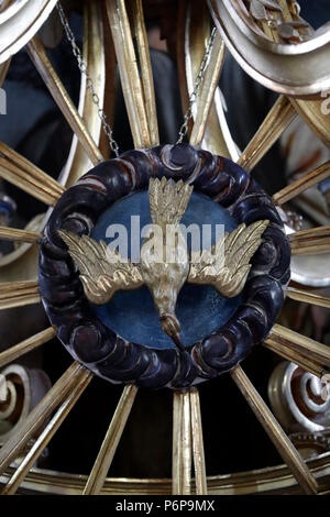 St. Pierre und St. Paul Kirche. Barocke Retabel. Heiligen Geist. Passy. Frankreich. Stockfoto