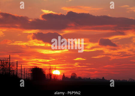 Sonnenuntergang Himmel mit dramatischen Wolken und Rote Sonne Stockfoto