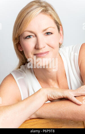 Studio Portrait von attraktiven Gesunde glückliche Frau mittleren Alters Stockfoto