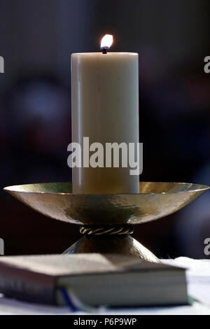 Kirche Saint-Jacques. Katholische Messe. Kirche Kerze und Missale Romanum auf dem Altar. Sallanches. Frankreich. Stockfoto