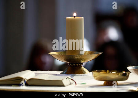 Kirche Saint-Jacques. Katholische Messe. Kirche Kerze und Missale Romanum auf dem Altar. Sallanches. Frankreich. Stockfoto