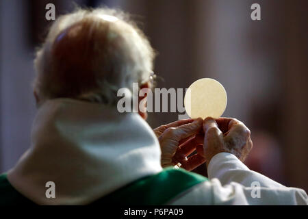 Kirche Saint-Jacques. Katholische Messe. Priester, die das Heilige Abendmahl. Eucharistie feiern. Sallanches. Frankreich. Stockfoto