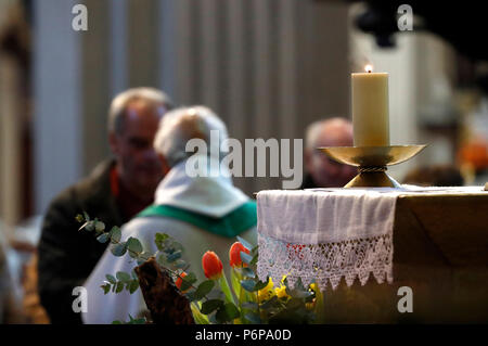 Kirche Saint-Jacques. Katholische Messe. Priester, die das Heilige Abendmahl. Sallanches. Frankreich. Stockfoto