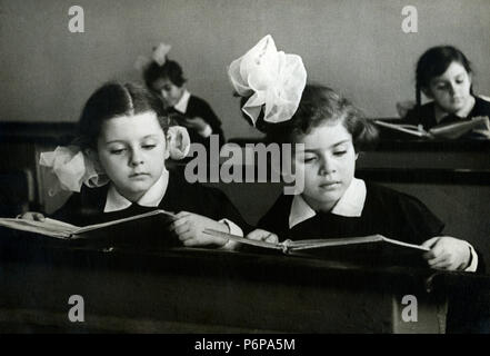 Udssr - ca. 1963 s: Eine antike schwarz-weiß Foto von Portrait von Mädchen Buch in Klassenzimmer Stockfoto