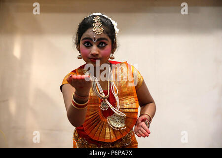 Shivaratri Feier an der Pariser Ganesh Tempel, Frankreich. Traditionelle Tänze. Stockfoto