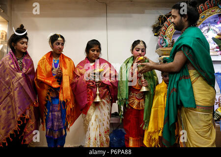 Shivaratri Feier an der Pariser Ganesh Tempel, Frankreich. Tänzer, präsentiert vom Tempel Priester. Stockfoto