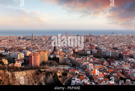 Barcelona Panorama bei Sonnenuntergang Stockfoto