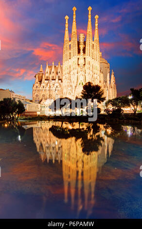 BARCELONA, Spanien - 10. Februar 2016: Sagrada Familia Basilika in Barcelona. Antoni Gaudi-Meisterwerk ist ein UNESCO-Weltkulturerbe in 1 geworden. Stockfoto