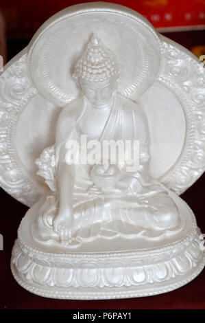 Bhai ajyaguru ist der Buddha der Heilung und Medizin im Mahayana Buddhismus. Saint-Pierre en Faucigny. Frankreich. Stockfoto