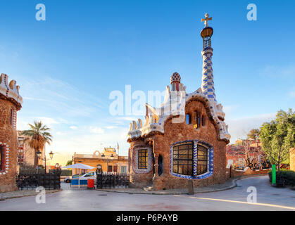 Buntes Mosaik Gebäude im Park Guell Barcelona, Spanien Stockfoto