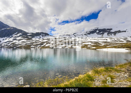 Mountain Lake Djupvatnet mit Schnee, Norwegen, unter Berg Dalsnibba in der Nähe Geiranger Stockfoto