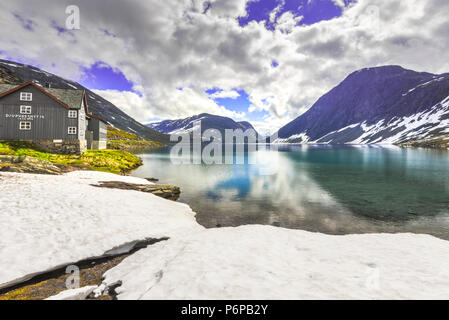 Mountain Lake Djupvatnet mit Schnee, Norwegen, unter Berg Dalsnibba in der Nähe Geiranger Stockfoto