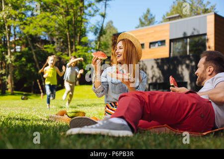 Alert Eltern entspannen im open air Stockfoto