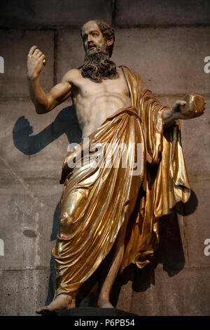 Die Kathedrale Notre Dame de Clermont, Clermont-Ferrand, Frankreich. Der heilige Hieronymus Statue. Stockfoto