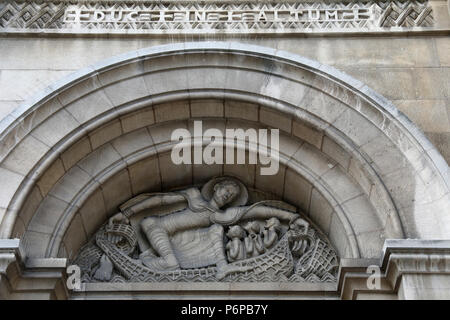 Saint-Pierre de Neuilly katholische Kirche. Neuilly, Frankreich. Tympanon. Stockfoto