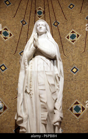 Saint-Pierre de Neuilly katholische Kirche. Neuilly, Frankreich. Unsere Liebe Frau von Lourdes Statue. Stockfoto