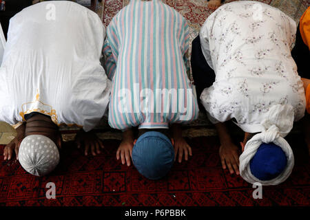 Naqshbandi sufi Moslems beten in Saint-Ouen, Frankreich. Stockfoto