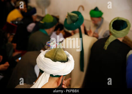 Naqshbandi sufi Moslems beten in Saint-Ouen, Frankreich. Stockfoto