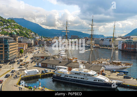 Panorama der Innenstadt in Bergen, Norwegen Bryggen, Stadtzentrum und Mount Ulriken Turm, Hafen, Segelboot und Yacht, Ansicht von Rosenkrantz Schloss Stockfoto