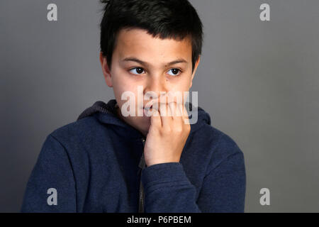 12-jähriger Junge Beißen seiner Nägel. Paris, Frankreich. Stockfoto