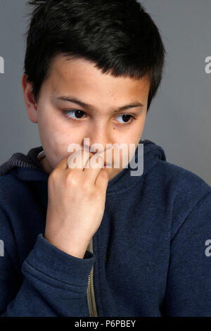 12-jähriger Junge Beißen seiner Nägel. Paris, Frankreich. Stockfoto