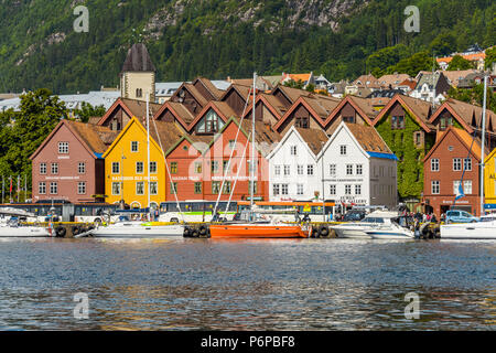 Alte Hansestadt Gebäude von Bryggen, Norwegen, Panorama mit Hafen Stockfoto