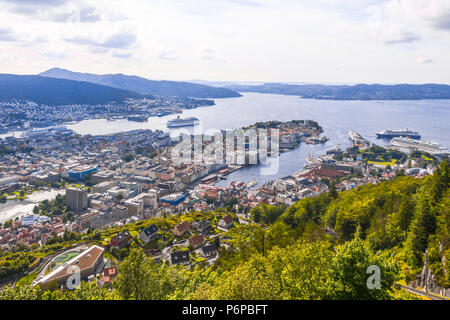 Panorama der Stadt Bergen, die Bucht und das Meer, Norwegen, Blick vom Mount Floyen Stockfoto