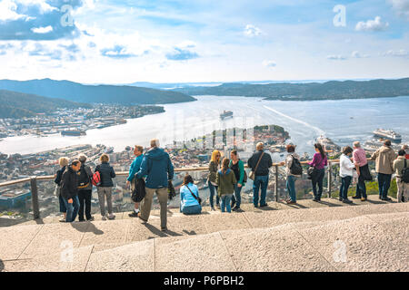 Panorama der Stadt Bergen, Norwegen, Blick vom Mount Floyen mit Touristen Stockfoto