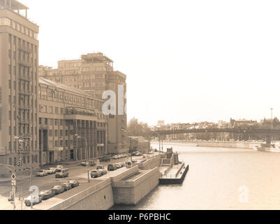 Gebäude am Ufer der Moskwa, Schwarz und Weiß Foto Stockfoto