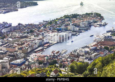 Panorama der Stadt Bergen, Norwegen, Stadtzentrum und Hafen Bucht Vagen, Blick vom Mount Floyen Stockfoto