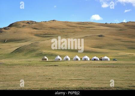 Ger camp in einer großen Wiese bei Ulaanbaatar, Mongolei Stockfoto