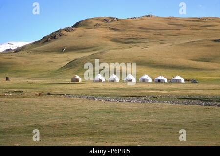 Ger camp in einer großen Wiese bei Ulaanbaatar, Mongolei Stockfoto