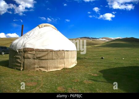 Ger camp in einer großen Wiese bei Ulaanbaatar, Mongolei Stockfoto