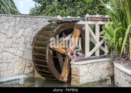 Napier, North Island, Neue Zealand-December 15,2016: Wasserrad in versunkenen Garten an der Marine Parade Gardens in Napier, Neuseeland Stockfoto