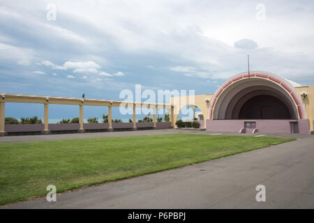 Napier, North Island, Neue Zealand-December 15,2016: Rosa Ton Shell im Art-déco-Stil auf vorland unter einem bewölkten Himmel in Napier, Neuseeland Stockfoto